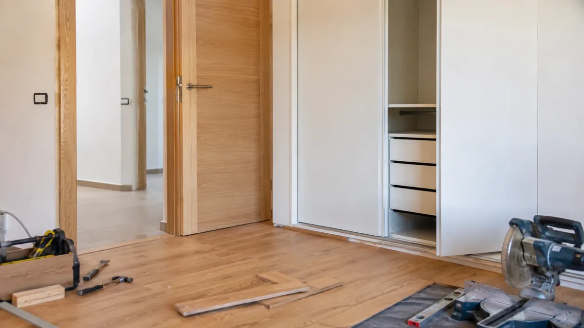 Puerta corredera de cristal entre el salón y el comedor de un chalet en Majadahonda